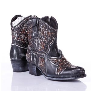 FRYE Deborah Star studded boots nwt size 6M